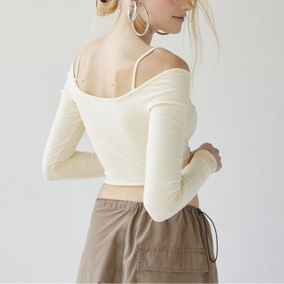 Urban Outfitters Francesca Off-The-Shoulder Long Sleeve Tee - Picture 4 of 6